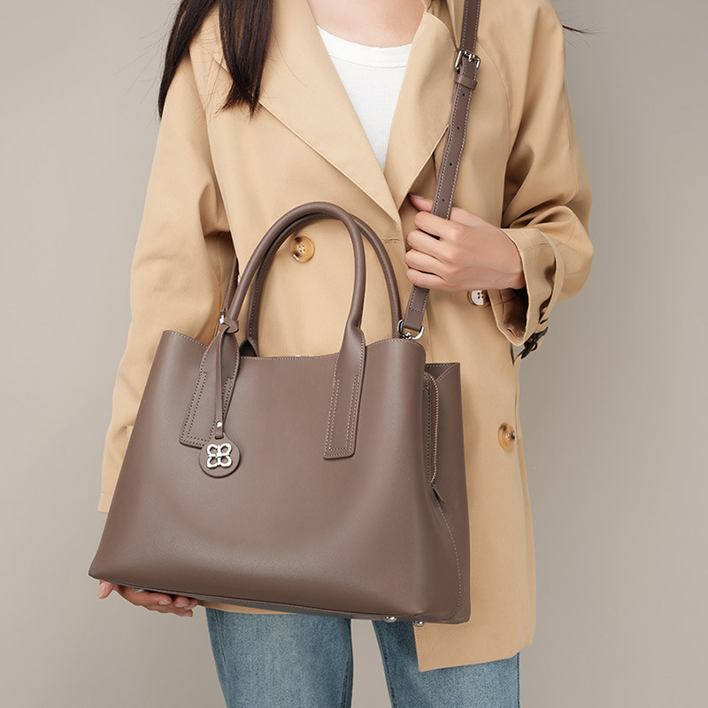 女性用黒本革構造化トートバッグ、トップハンドルショルダーハン - Shoulder Bag Structured のレビューと価格
