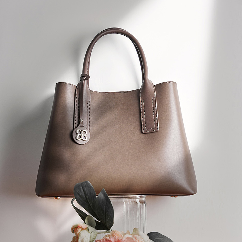 女性用黒本革構造化トートバッグ、トップハンドルショルダーハン - Shoulder Bag Structured のレビューと価格